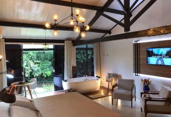 Chal   no campo allows 18 year olds to book a room