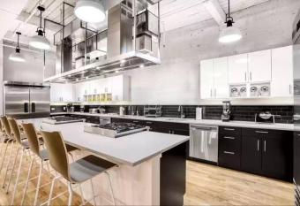 Downtown Hartford Beauty - Free Parking and Internet allows 18 year olds to book a room