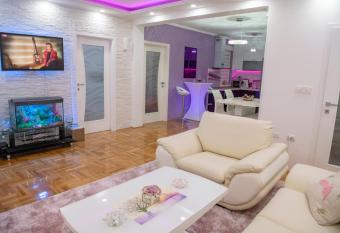 Apartment Queen 2 allows 18 year olds to book a room