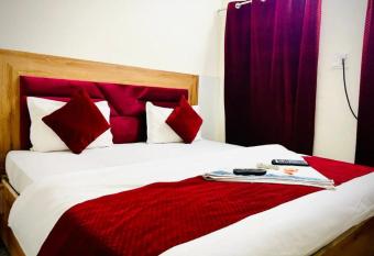 HOTEL RAJ - Near RAILWAY STATION ,BEST DORMITORY HALL IN HARIDWAR has Balcony rooms