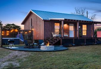 Sweet Paradise cabin with private hot tub has rooms with a private hot tub