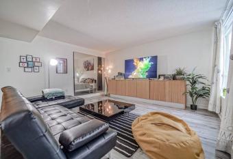 Downtown Toronto 3-Bedroom Condo Near CN Tower has rooms with a private hot tub