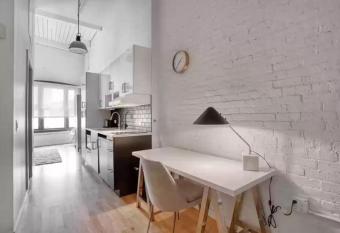 Charming Apartment Hartford Downtown - Free Parking and Internet allows 18 year olds to book a room