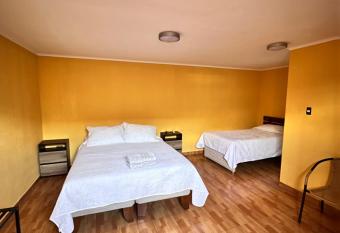 HOSTAL APANANTOR 1 has Balcony rooms