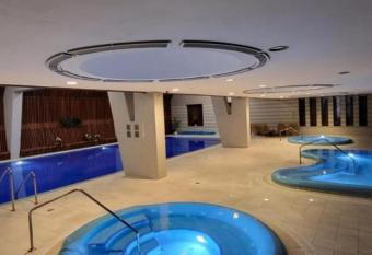 Duna Panorama 90 m2 has rooms with a private hot tub