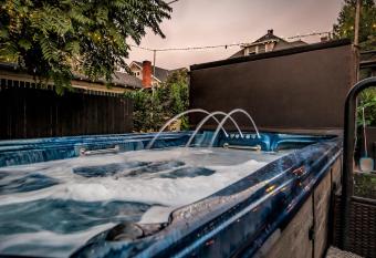 The Wesley Walla Walla has rooms with a private hot tub