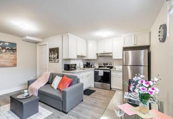 Boutique 1BR Apt with Netflix - Prime Location allows 18 year olds to book a room