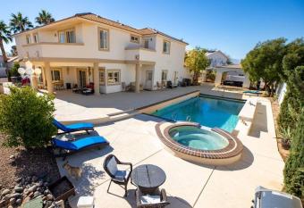 Luxury Vacation 4000 Sq Ft House Huge Pool / Spa minutes to the Strip Vegas View has rooms with a private hot tub