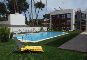 Apartamentos Royal Marina Gardens allows 18 year olds to book a room