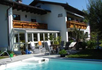 Appartement im Souterrain mit Terrasse has Balcony rooms