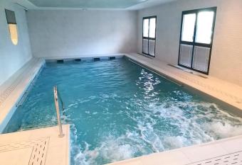 DOMITYS LES SALINES allows 18 year olds to book a room