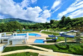 Acogedor, Gran Vista a las Monta  as y a la Ciudad! has Balcony rooms