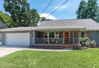 The Elton has Balcony rooms
