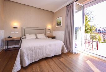 Hotel Alcazar Irun has Balcony rooms