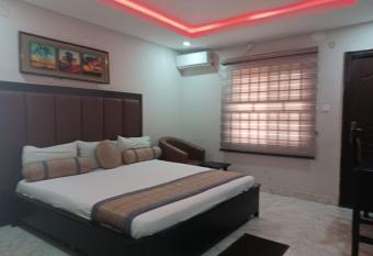 PINEWOOD HOTEL has Balcony rooms