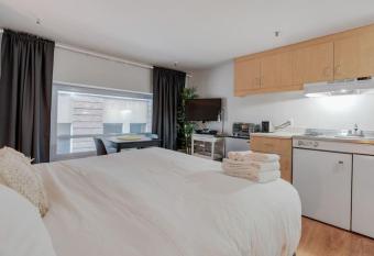 Initial / Intervalle / Qu  bec allows 18 year olds to book a room