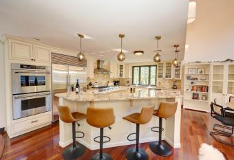 Soleil Manor w mini bar & game room has Balcony rooms