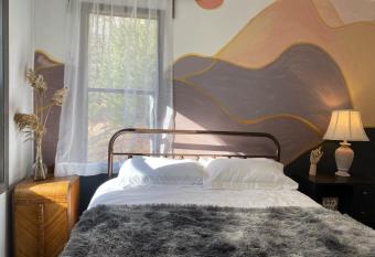 New- Cozy Tiny House with kitchenette firepit allows 18 year olds to book a room