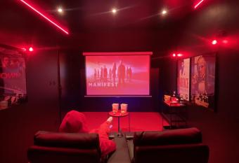 Suite cin  ma et jacuzzi priv   allows 18 year olds to book a room