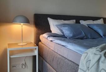 Cosy and quiet 1 br apartment - 7 min airport allows 18 year olds to book a room