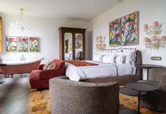 Casa Beatnik Hotel allows 18 year olds to book a room