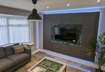 Modernised 4 Bedroom Property Close To City Centre allows 18 year olds to book a room