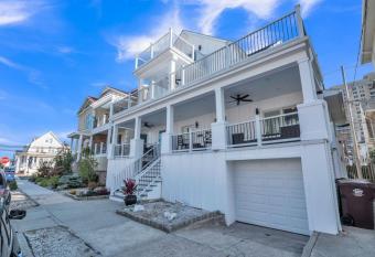 Full House Beach Block Sleeps 26 Ocean views has Balcony rooms