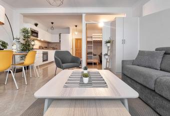 LE SOLEIL R  sidence la Fontaine Les Sablettes Plage allows 18 year olds to book a room