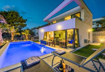 Villa Leonie, luxury villa with private pool has Balcony rooms