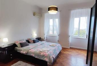 2 bedroom apartment in the city allows 18 year olds to book a room