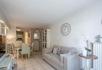 Chez Isabelle allows 18 year olds to book a room