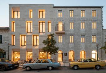 Emotheo Heritage Hotel has Balcony rooms