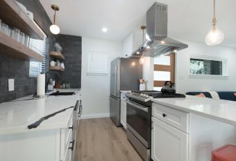 Newly Remodeled S. Congress! 3 Bed / 2 Bath Oasis allows 18 year olds to book a room