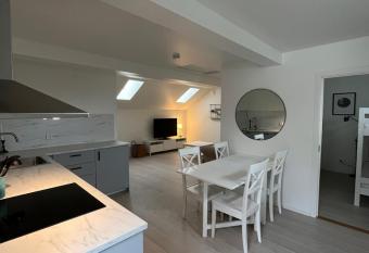 Nice Apartment close to everything allows 18 year olds to book a room