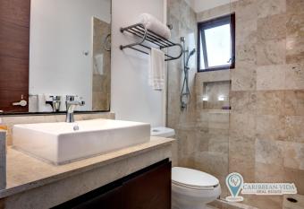 Gorgeous 3 STORY TOWNHOME, OCEAN VIEW PRIVATE ROOFTOP AND JACUZZI has rooms with a private hot tub