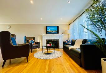 Spacious 3 bedroom home with parking has Balcony rooms