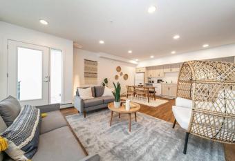 Bali Vibes Suite, Secure UG Parking, 5 min to DT & Rogers Place, Long Stays, Fast WiFi has Balcony rooms