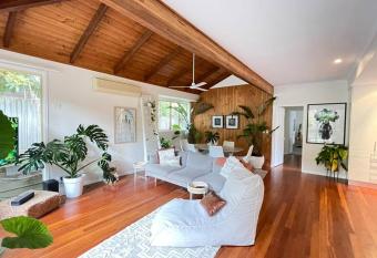 Stunning beachouse + spa in Noosa s best location has Balcony rooms