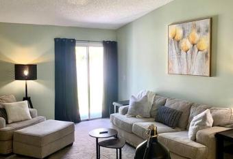 Adorable Southside Bungalow - Centrally Located allows 18 year olds to book a room