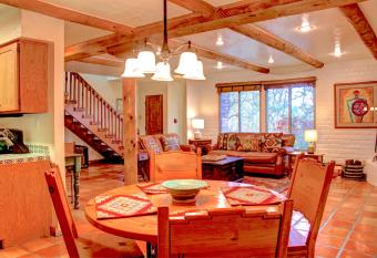 Beautiful Santa Fe residence blocks from the plaza and close to ski basin has rooms with a private hot tub