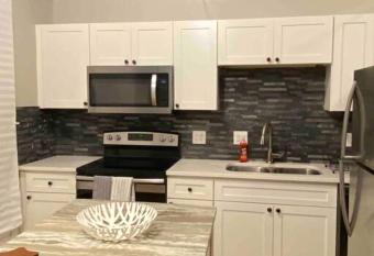 Spacious Getaway Located In The Heart Of Dallas has Balcony rooms