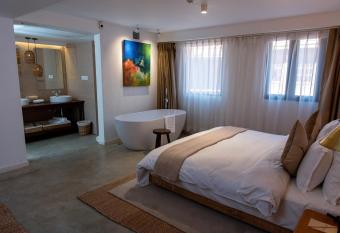 The Nanee has Balcony rooms