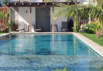 DEPARTAMENTO con alberca allows 18 year olds to book a room