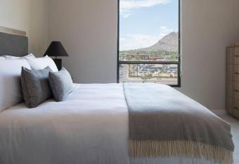 Always Sunny in Scottsdale has rooms with a private hot tub