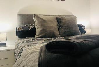 #0123 1 Bed Serviced Apartment allows 18 year olds to book a room