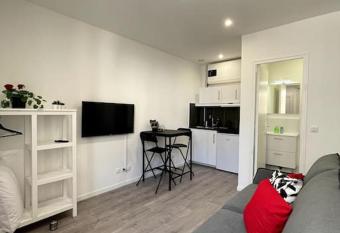 Studio th  me paris allows 18 year olds to book a room