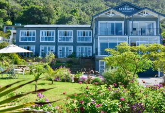 Serenity Ocean Lodge has Balcony rooms