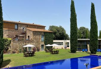 Arcs De Monells - Adults Only allows 18 year olds to book a room