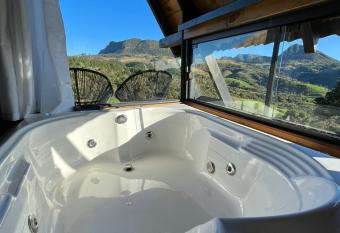 Chal   Orange House na Serra Catarinense com Jacuzzi allows 18 year olds to book a room