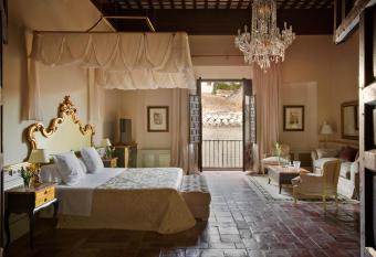 Hotel Casa 1800 Granada allows 18 year olds to book a room